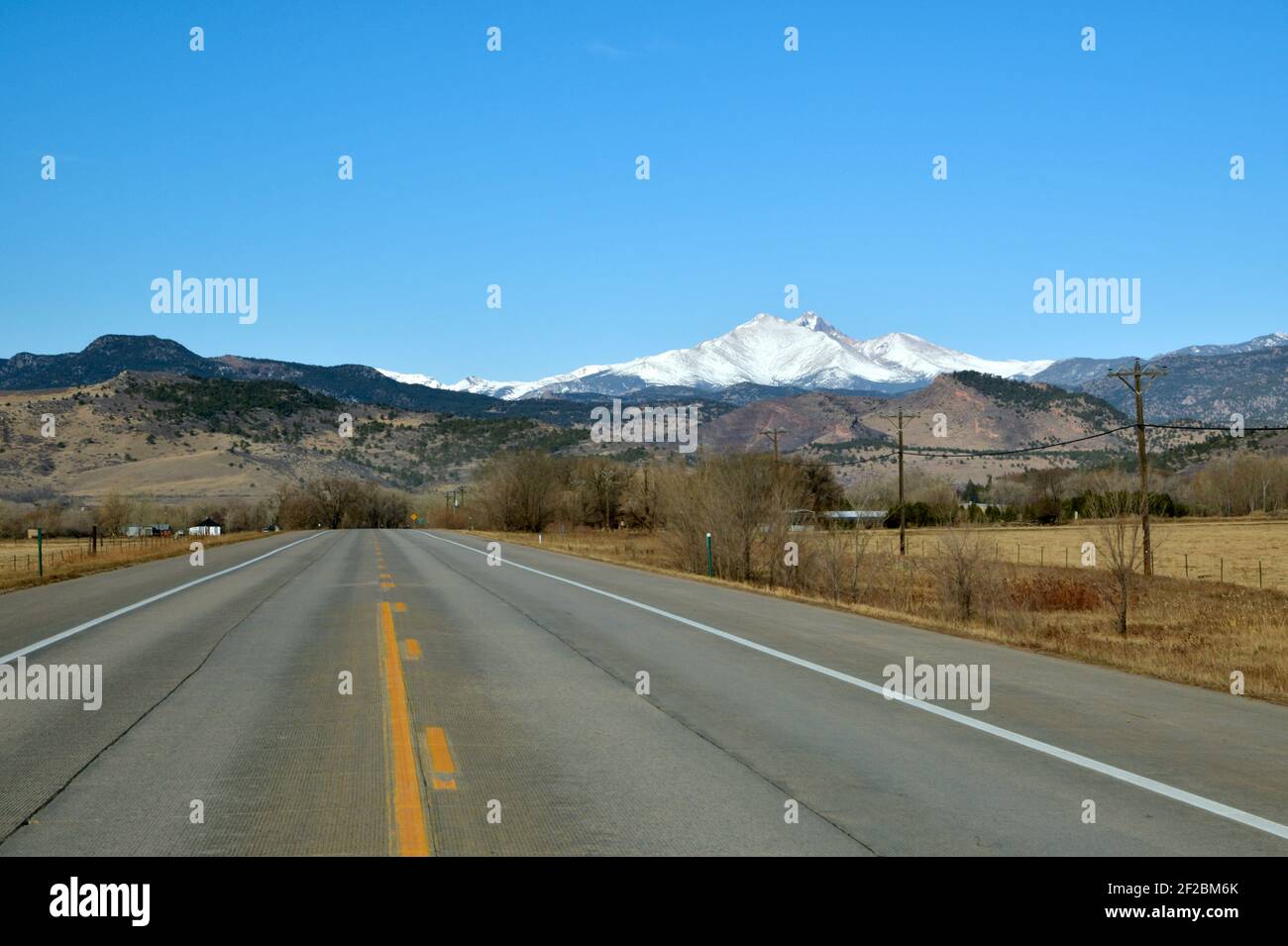 Vue sur longs Peak, un Fourteener dans le parc national de Rocky Mountain, et les Foothills depuis l'autoroute UTE, 66, à Longmont, Colorado Banque D'Images