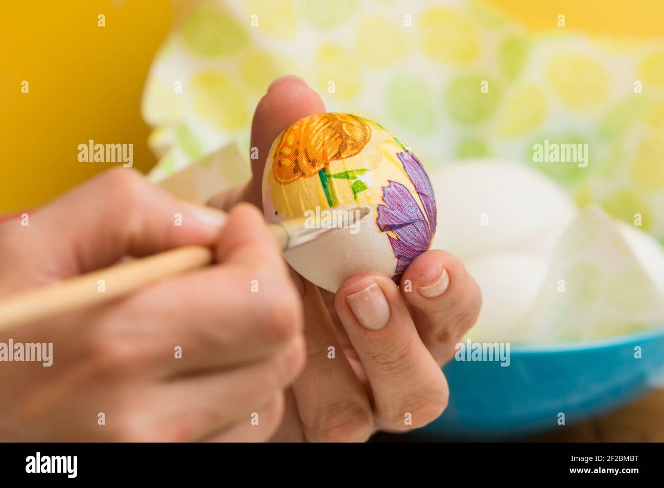 Préparation des oeufs de Pâques pour les vacances Banque D'Images