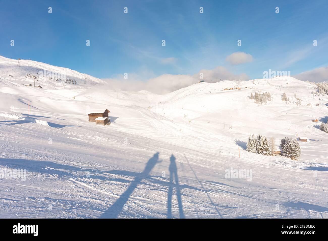 Passez l'hiver à Arosa Graubünden au Schanfigg - Snow Walk Excursion dans la neige profonde avec un temps merveilleux - Suisse Banque D'Images