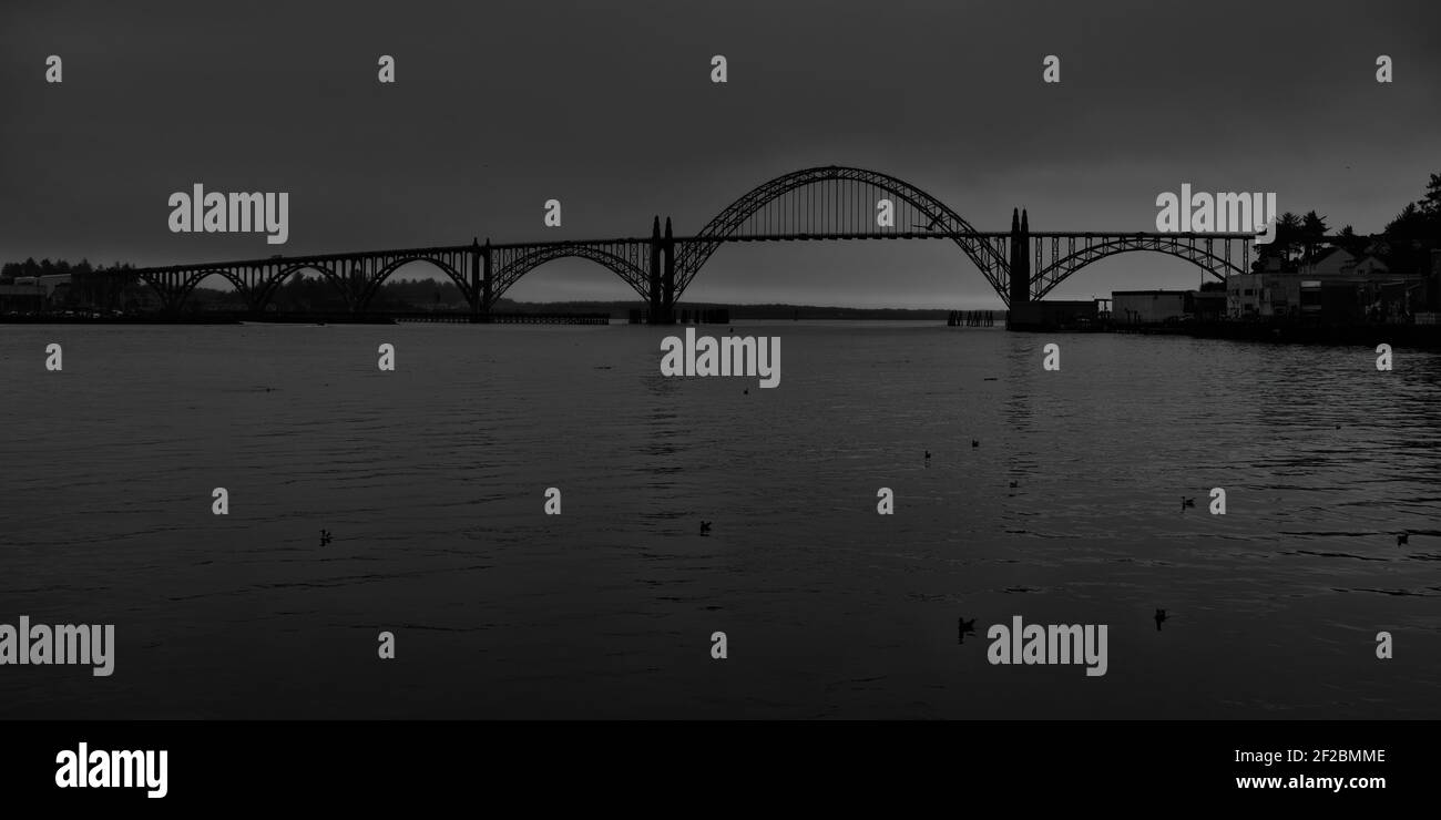 Yaquina Bay Bridge sur l'US Highway 101 à Newport, OU, dans un style noir et blanc. Banque D'Images