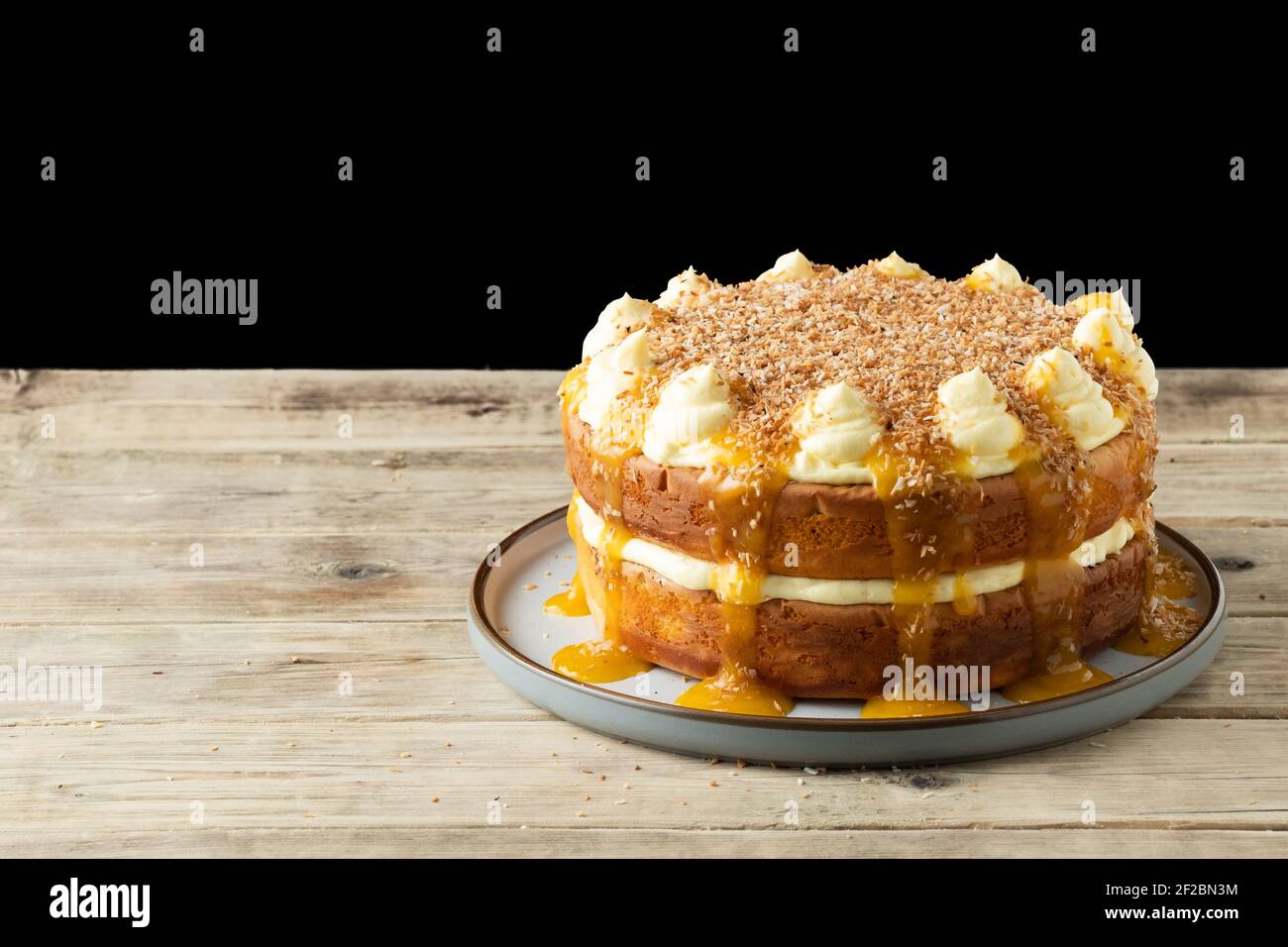 Un Gateau De Fete A La Mangue A La Noix De Coco Et Au Yaourt Il Est Fait A Partir D Une Recette De Boulangerie Nadiya Hussain Le Gateau Est Recouvert De Pulpe Un Gateau De Fete A La Mangue A La Noix De Coco Et Au Yaourt Il Est Fait A Partir D Une Recette De Boulangerie Nadiya Hussain Le Gateau Est Recouvert De Pulpe
