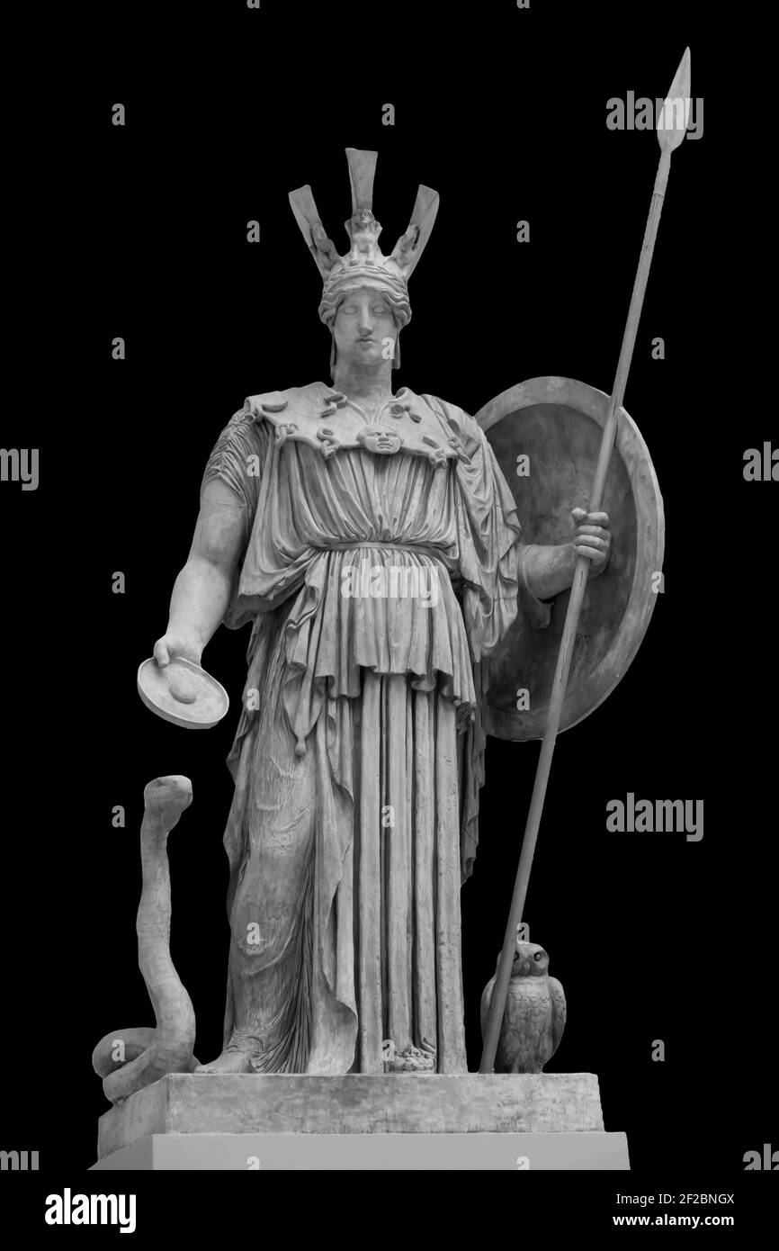 Ancienne statue grecque romaine de la déesse Athéna dieu de la sagesse et des arts sculpture historique isolée sur noir. Femme de marbre en sculpture sur casque Banque D'Images
