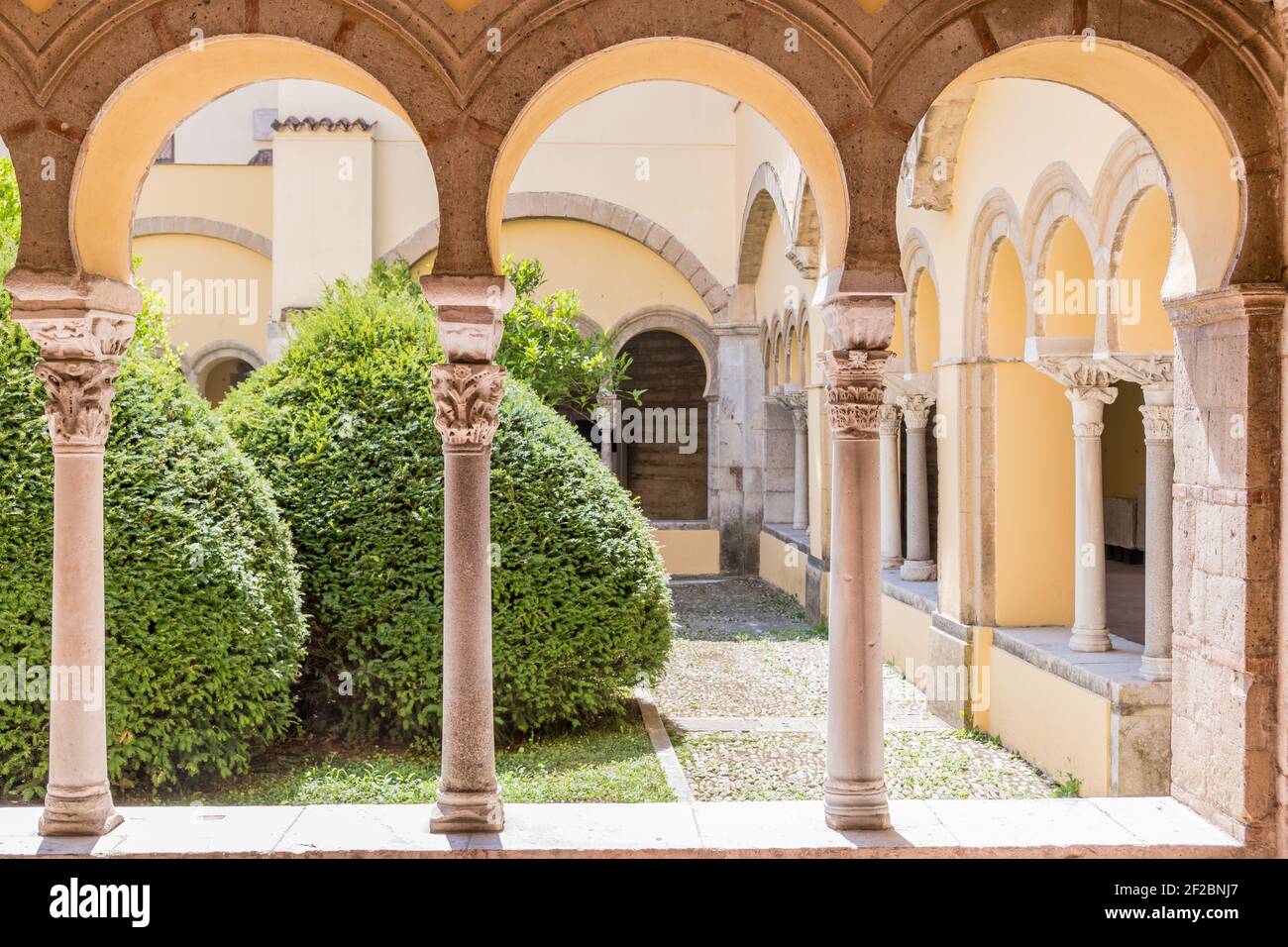 Santa Sofia est une église catholique romaine dans la ville de Benevento, dans la région de Campanie, dans le sud de l'Italie; fondée à la fin du VIIIe siècle, elle ret Banque D'Images