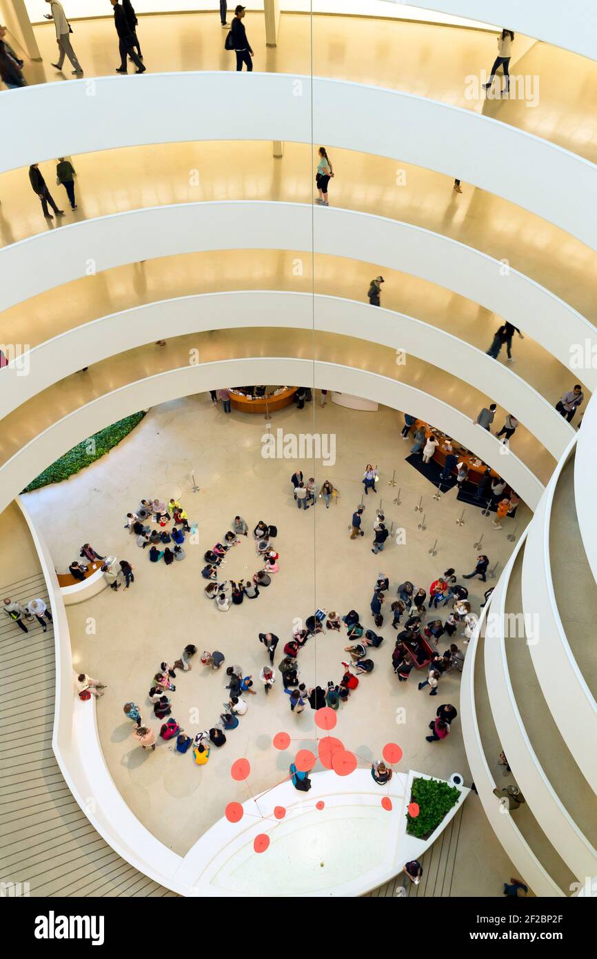 Les visiteurs et les écoliers, intérieur de Solomon R. Guggenheim Museum, Manhattan, New York City, USA, Amérique du Nord Banque D'Images