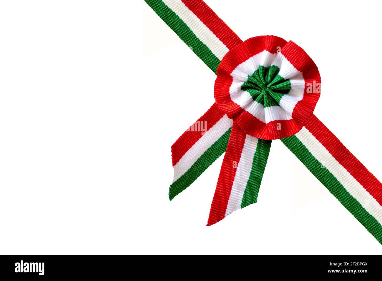 isolé sur rosette tricolore blanche et symbole de recouvrement de ruban de journée nationale hongroise le 15 mars Banque D'Images