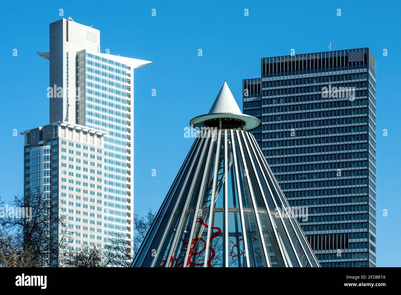 Vue de la Messe Frankfurt à la tour Westend également appelée Kronenhochhaus et Selmi -Hochhaus, Hesse, Allemagne Banque D'Images