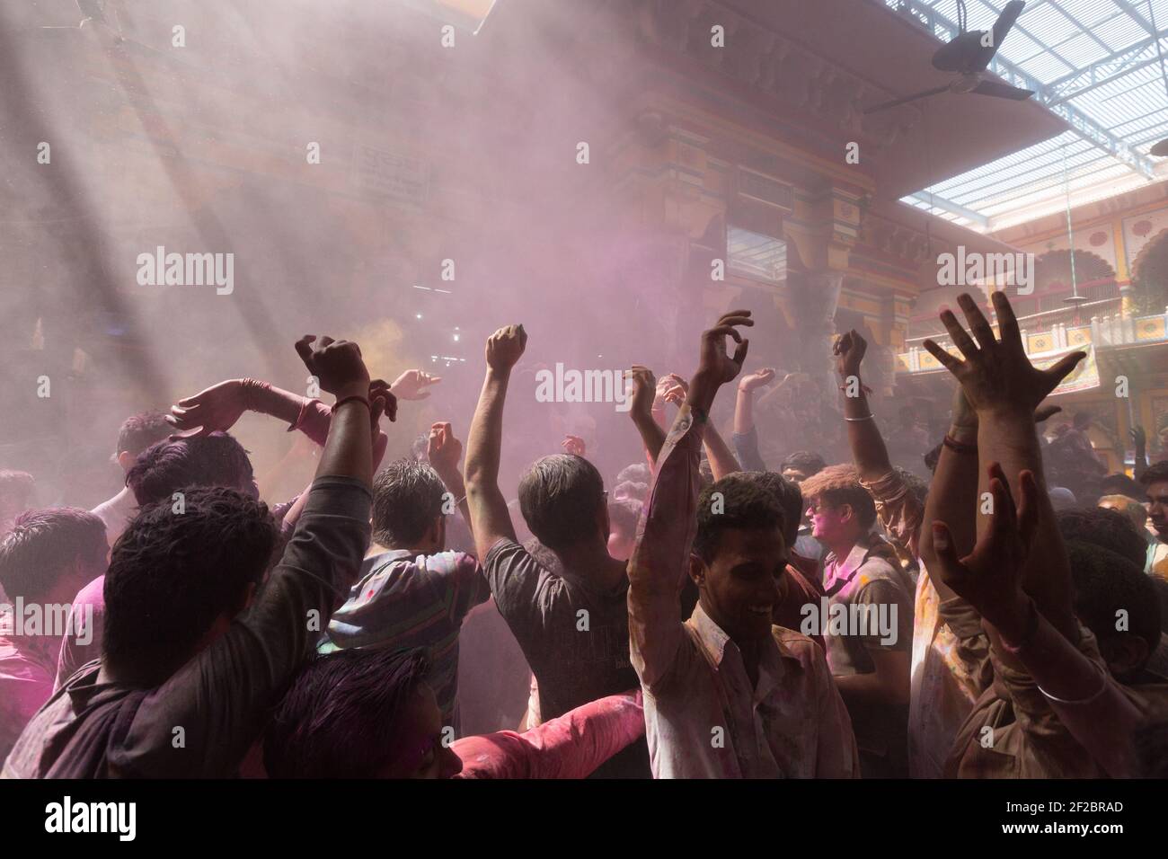 Inde, Mathura - Dévotés célébrant Holi à l'intérieur du temple de Dwarkadheesh. Banque D'Images
