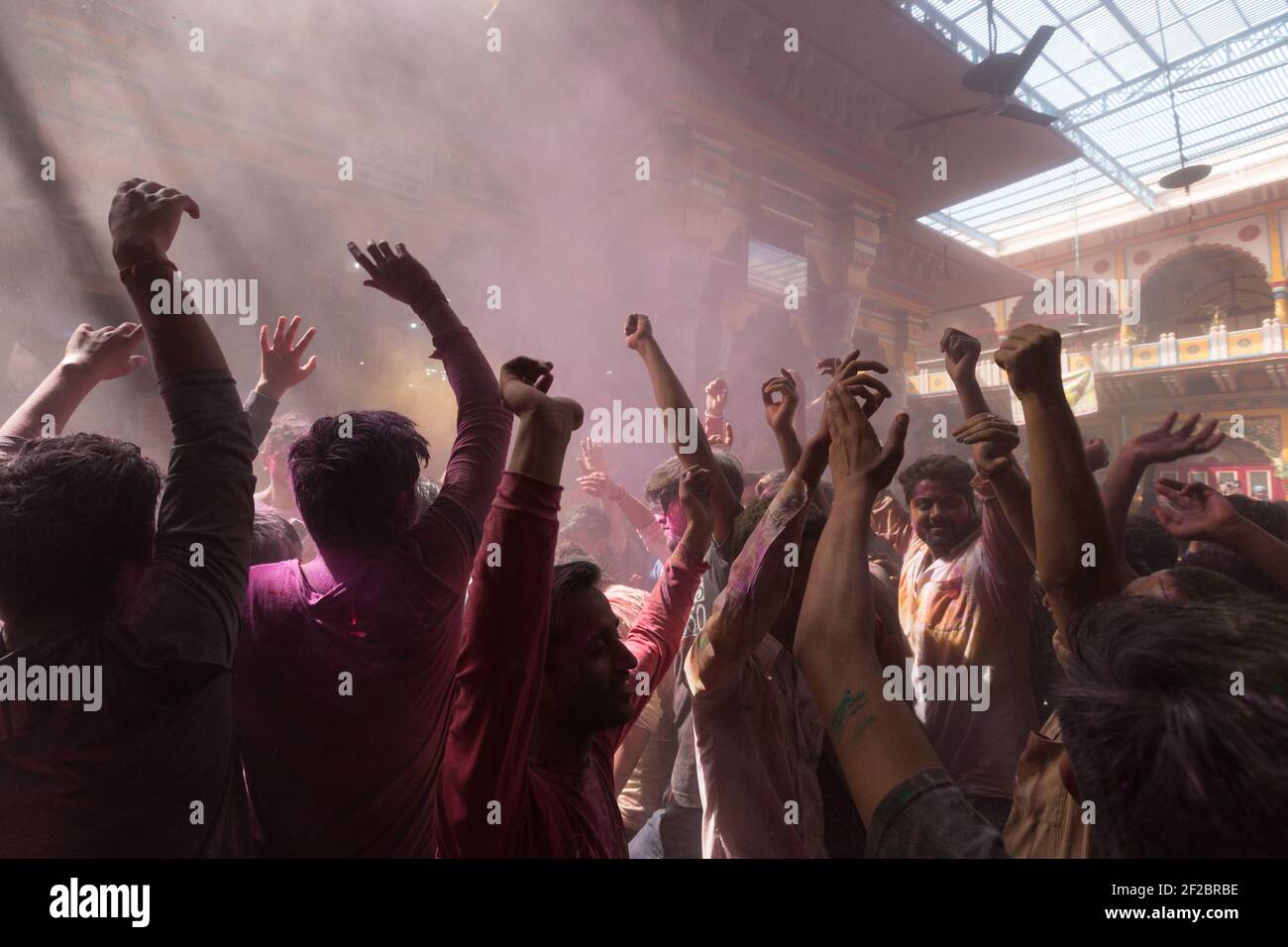 Inde, Mathura - Dévotés célébrant Holi à l'intérieur du temple de Dwarkadheesh. Banque D'Images
