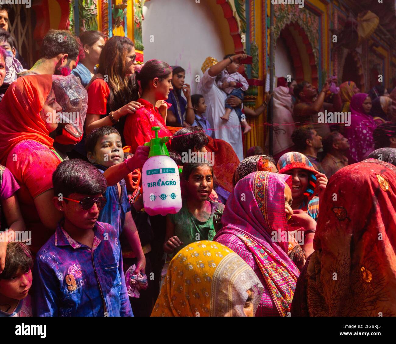 Les dévotés célèbrent Holi à l'intérieur du temple de Dwarkadheesh. Les participants dansent, vaporisent de l'eau colorée les uns sur les autres et jettent de la poudre colorée les uns sur les autres. Banque D'Images