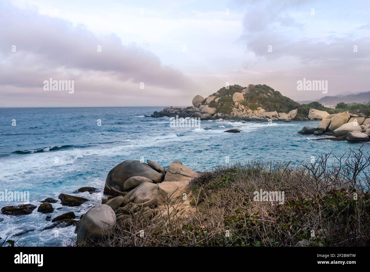 Bleu turquoise mer des Caraïbes eau et rochers beau papier peint paysage de fond.Paysage marin bleu profond sur l'océan au coucher du soleil parc naturel de Tayrona Banque D'Images