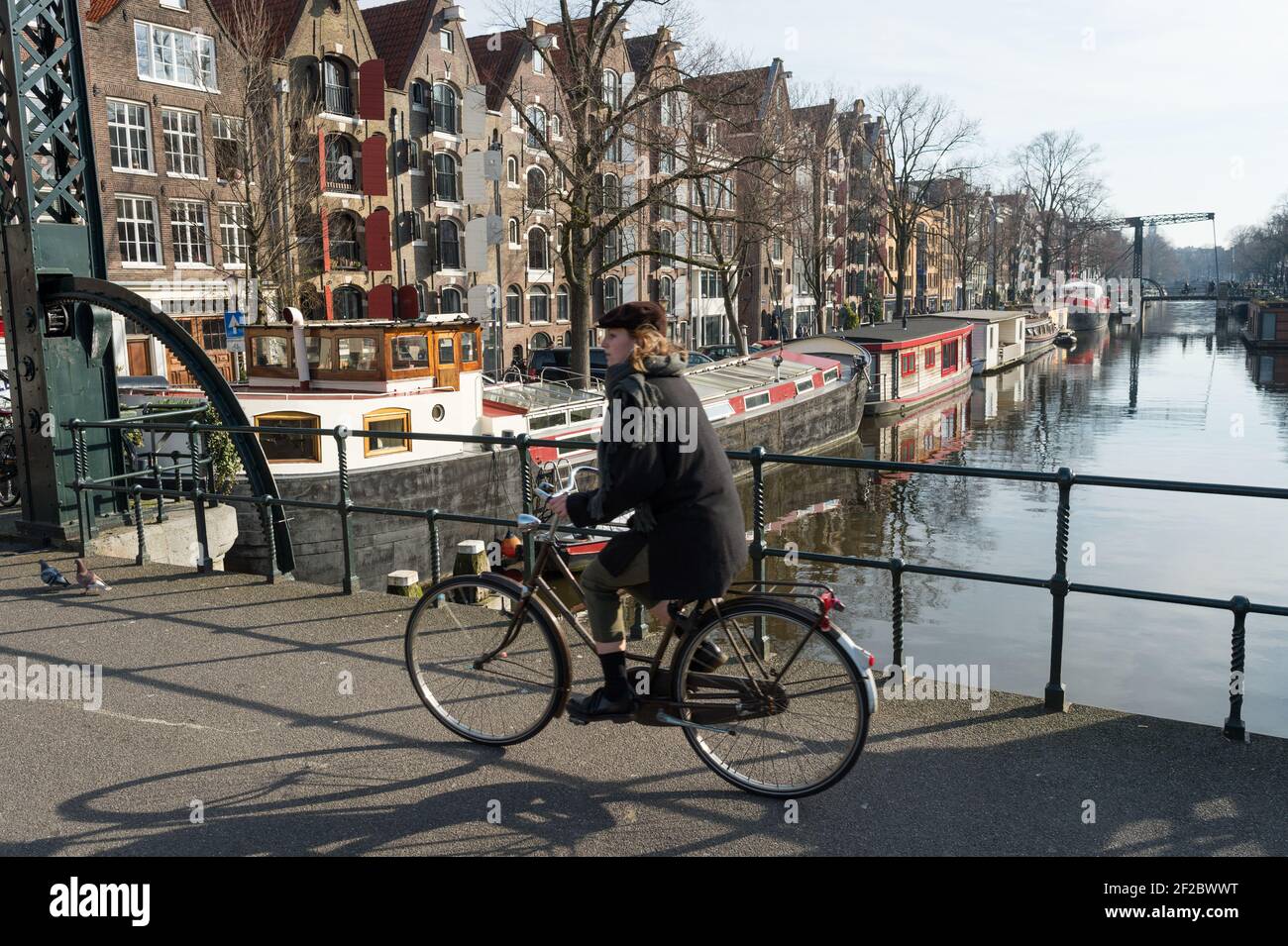 Cycliste sur Brug 148 au-dessus de Brouwersgracht, Amsterdam, pays-Bas. Banque D'Images