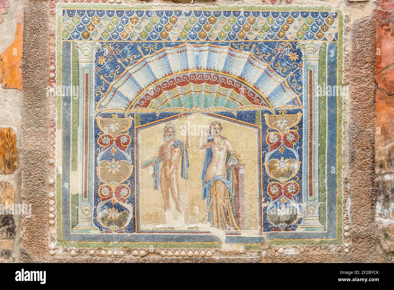 Une mosaïque romaine sur un mur dans la Maison de Neptune et Amphitrite, Herculanum, ancienne ville romaine détruite par l'éruption du Vésuve ou VE Banque D'Images