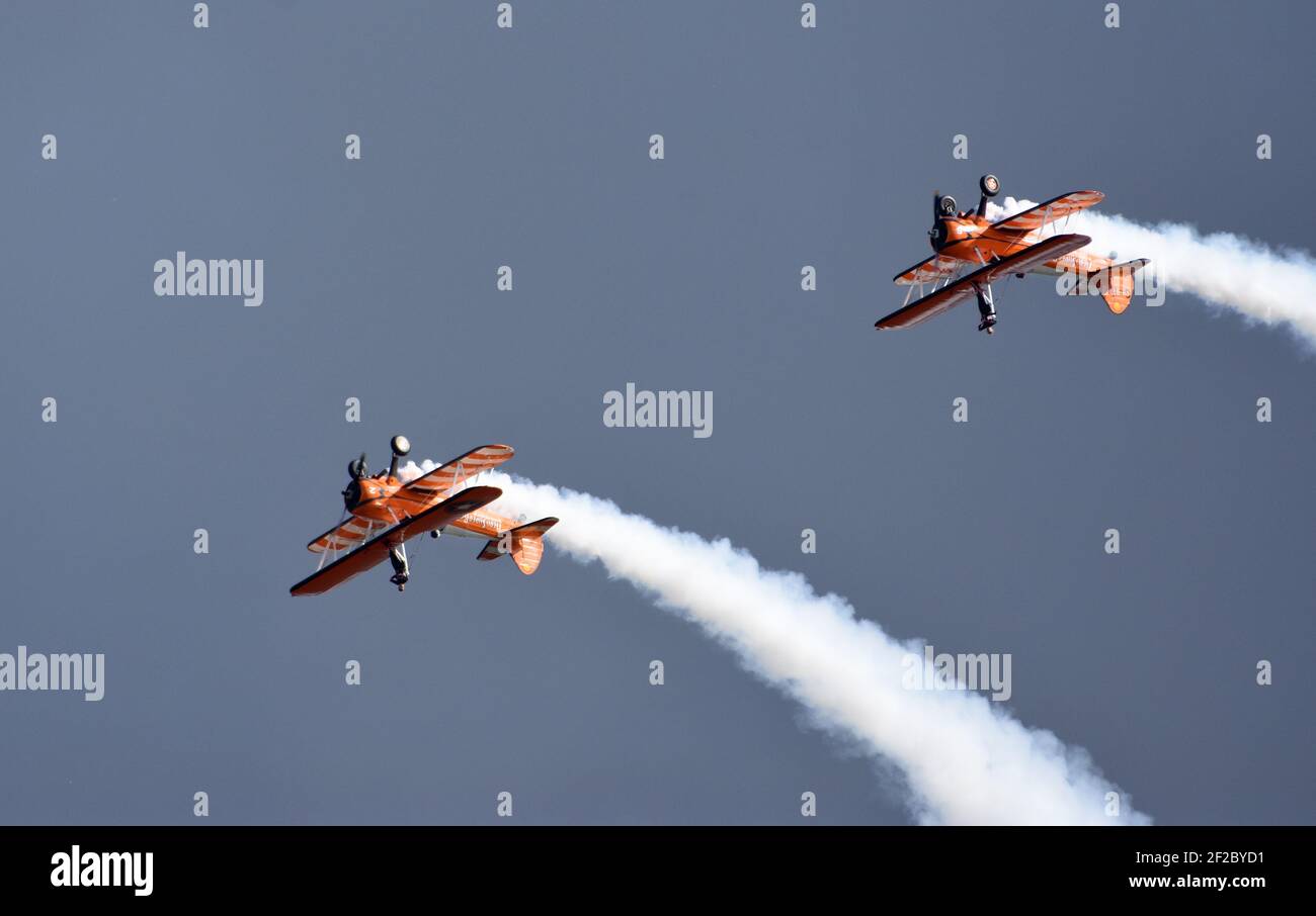 L'équipe d'exposition de marche de l'aile Aerosuperbatics deux avions en vol. À l'envers. Banque D'Images