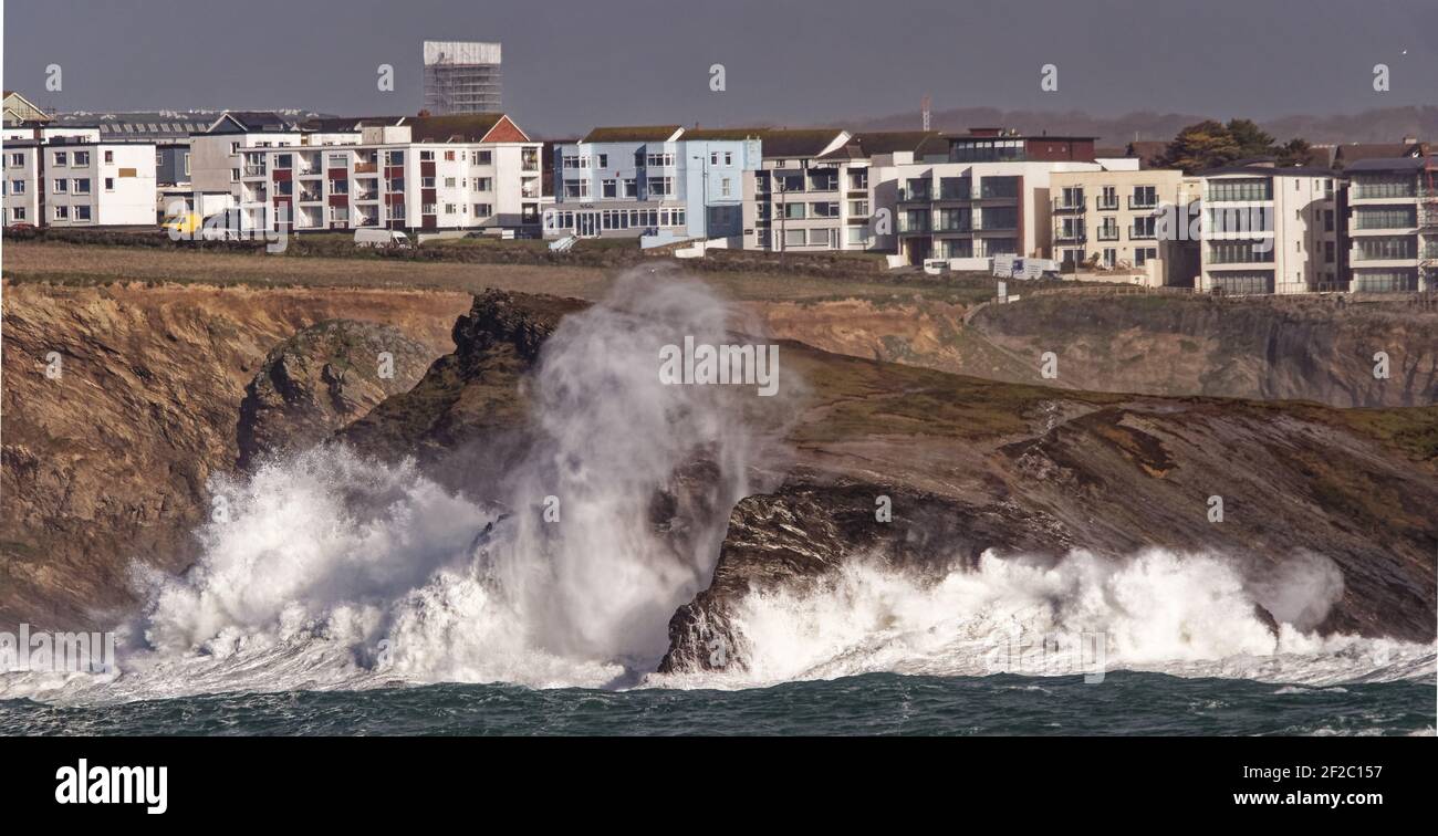 Newquay, Cornwall, le 11 mars 2021. Météo au Royaume-Uni : météo extrême pour mars. Île de Porth. Porth Cornwall voit un spectacle à marée haute. Crédit : Robert Taylor/Alay Live News Banque D'Images