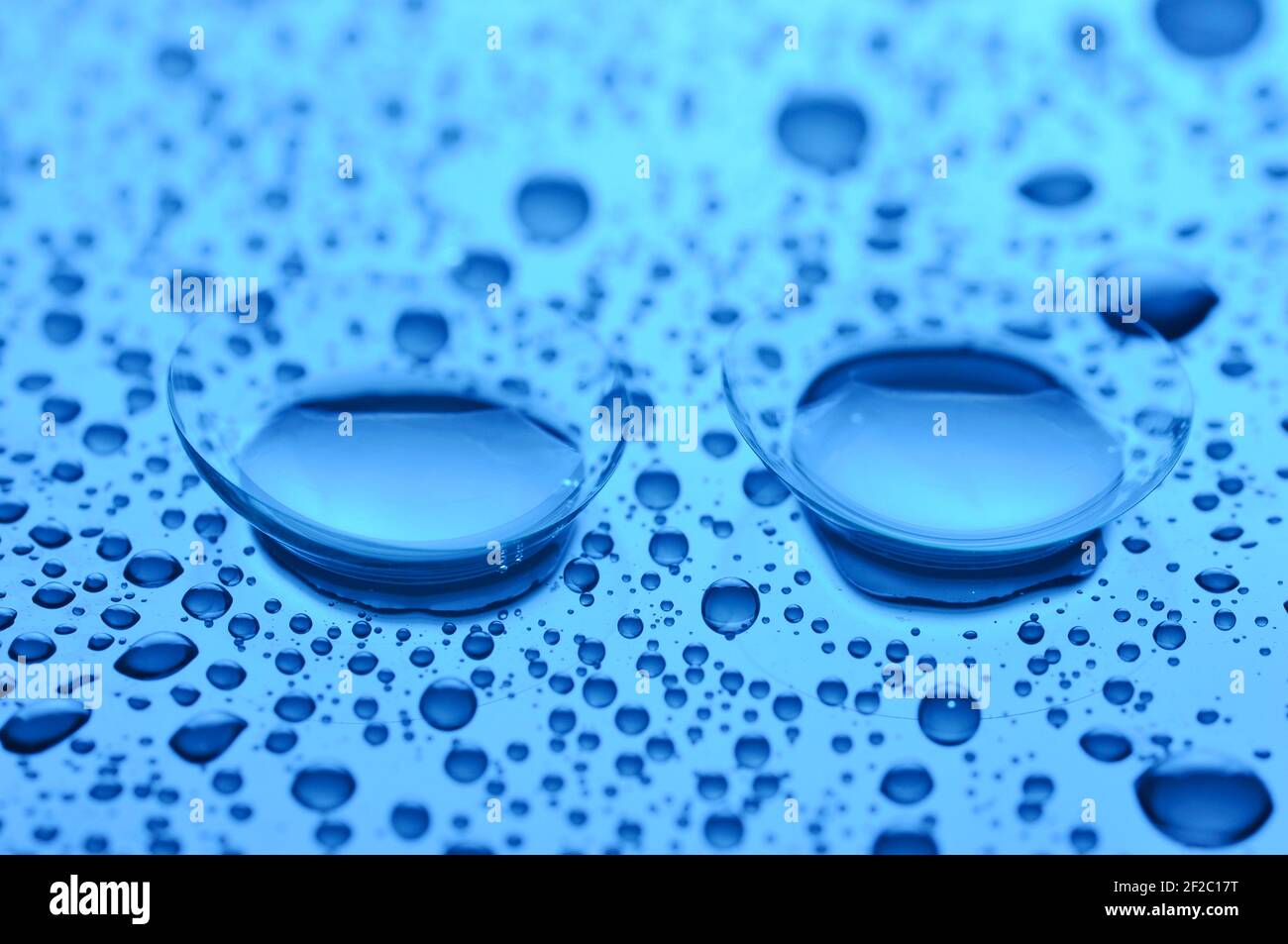 Deux lentilles de contact avec gouttes sur fond clair. Image bleue. Vision  de correction de concept Photo Stock - Alamy