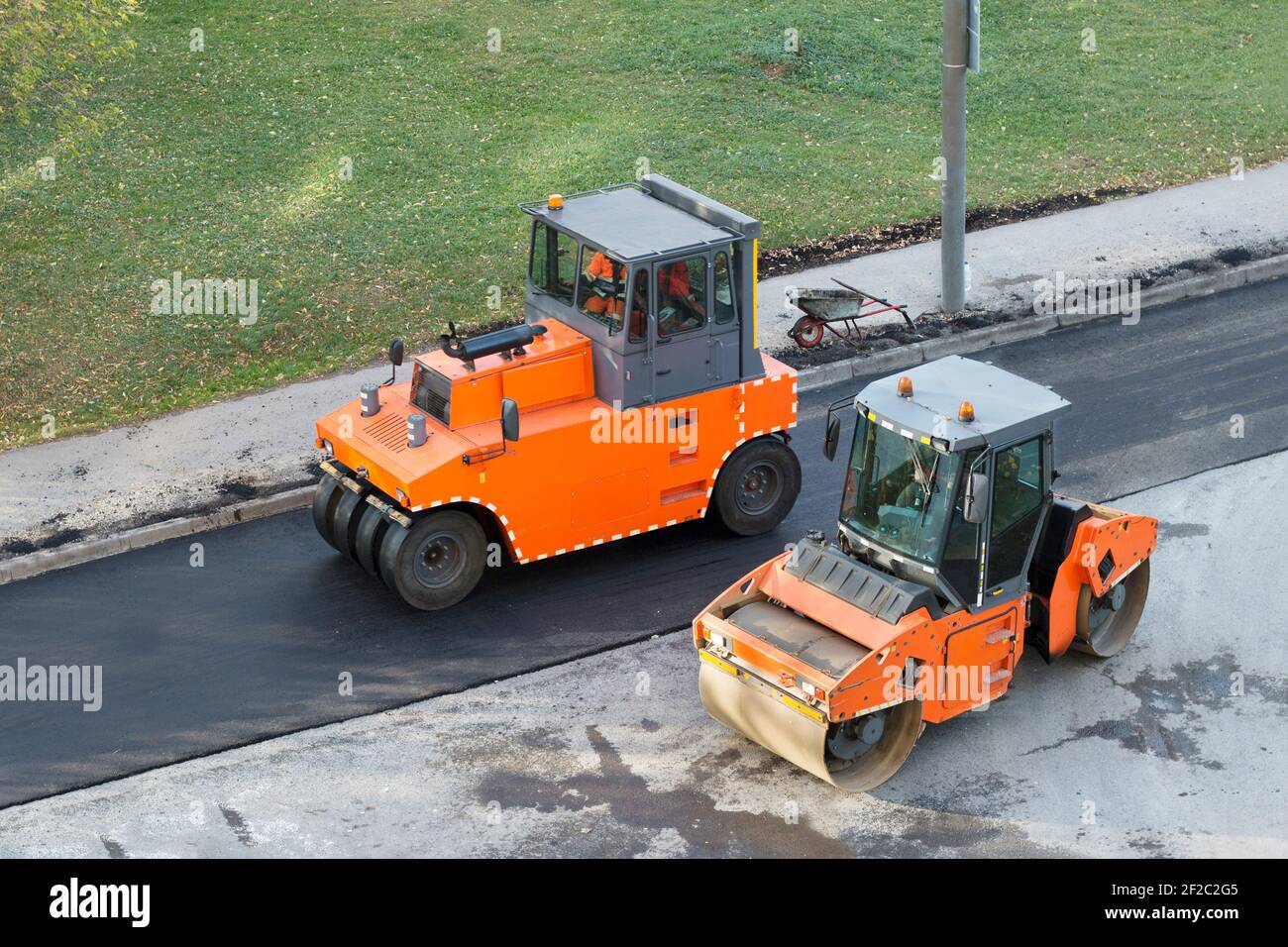 Deux compacteurs à rouleaux pendant le fonctionnement. Processus de renouvellement des routes. Travaux de construction de routes, asphaltage. Vue grand angle Banque D'Images