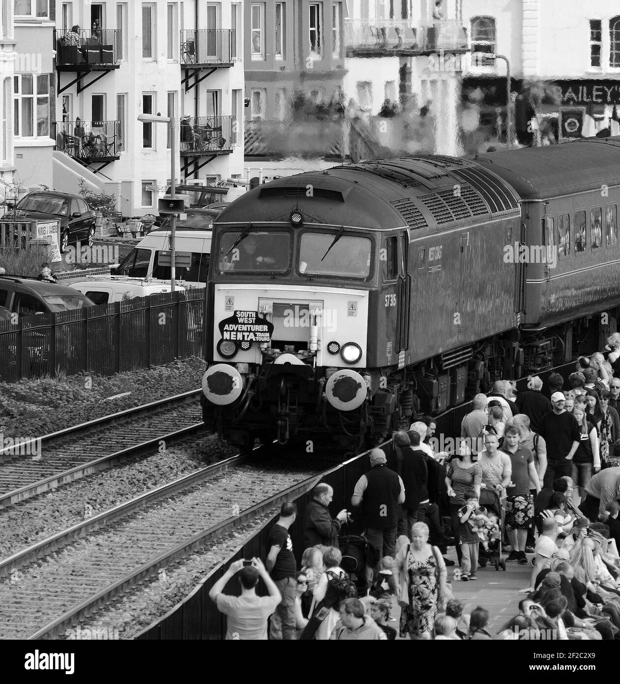 '57315' (à l'avant) et '57804' (à l'arrière) à Dawlish avec un railtour pour Torbay. Banque D'Images