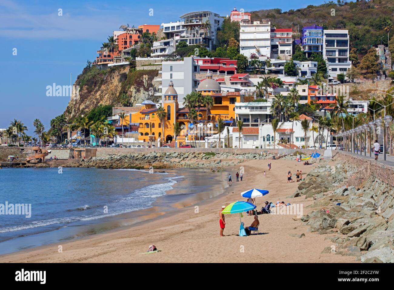 Touristes se baladant sur la plage le long de la Malecón, esplanade dans la station balnéaire de Mazatlán, Sinaloa, Mexique Banque D'Images