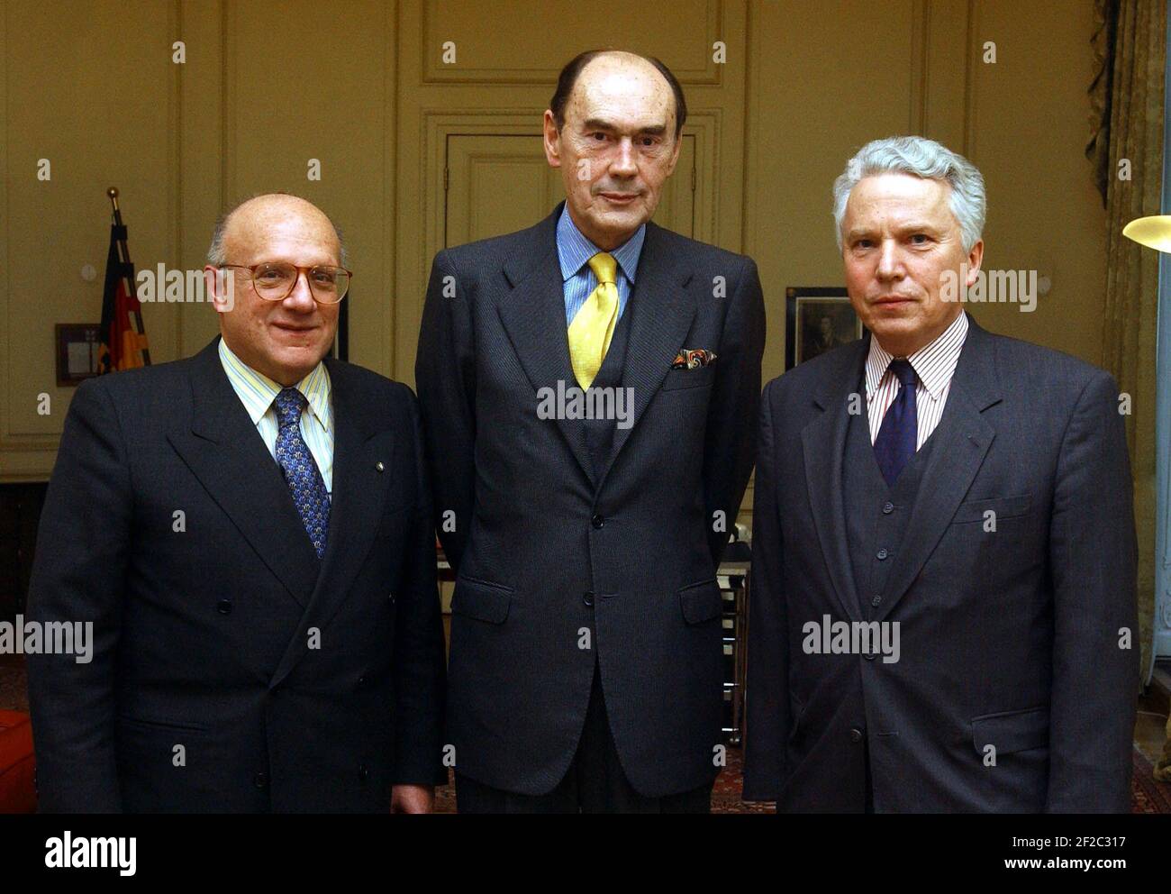 De gauche à droite> l'Ambassadeur d'Italie Luigi Amaduzzi, l'Ambassadeur d'Espagne marques de Tamaron et l'Ambassadeur d'Allemagne Dr. Hans Friedrich Von Ploetz.10 février 2002 photo Andy Paradise Banque D'Images
