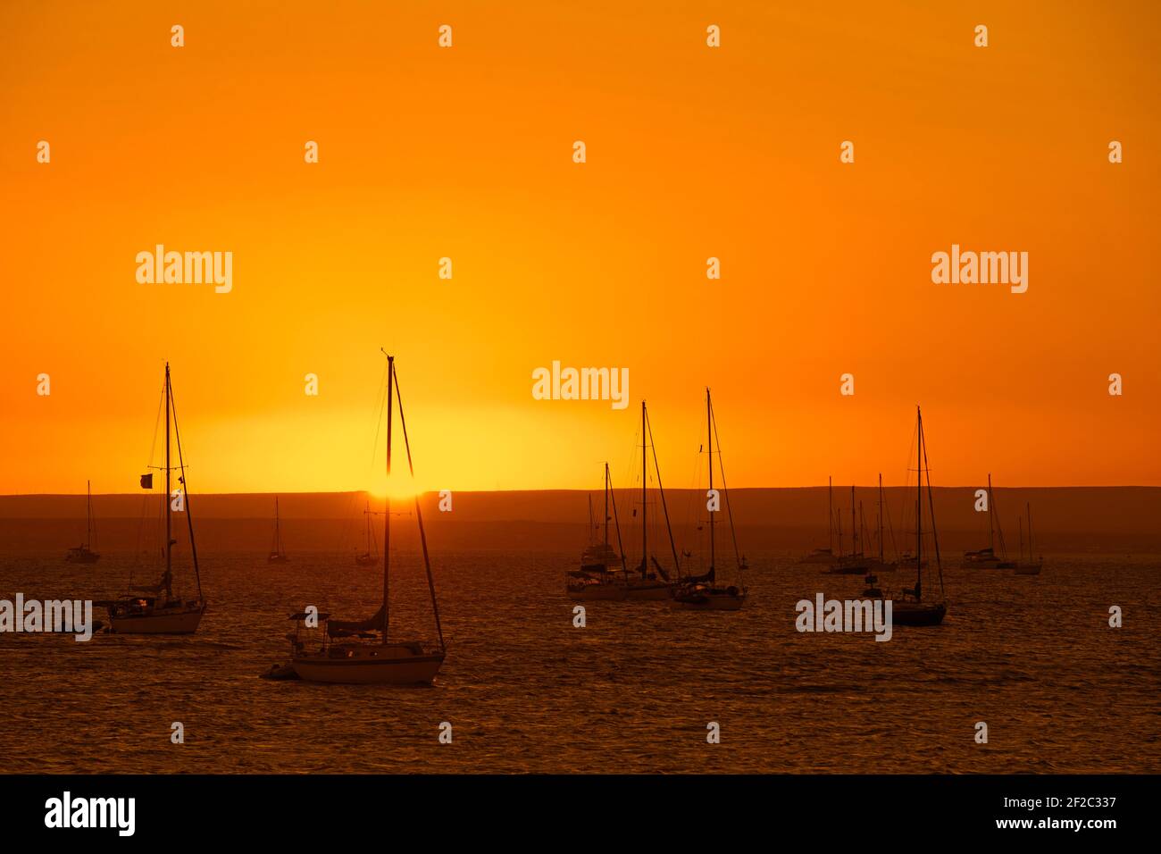 Bateaux à voile / yachts amarrés dans l'océan Pacifique en face de la côte de la Paz au coucher du soleil, Baja California sur, Mexique Banque D'Images