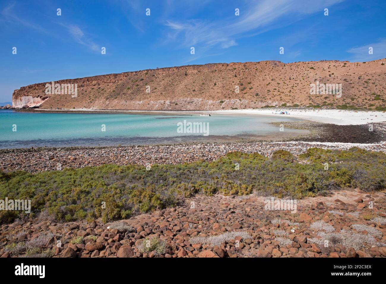Plage rocheuse et falaises rouges abruptes à Isla Espíritu Santo, île dans le golfe de Californie près de la Paz, Baja California Cruz, Mexique Banque D'Images