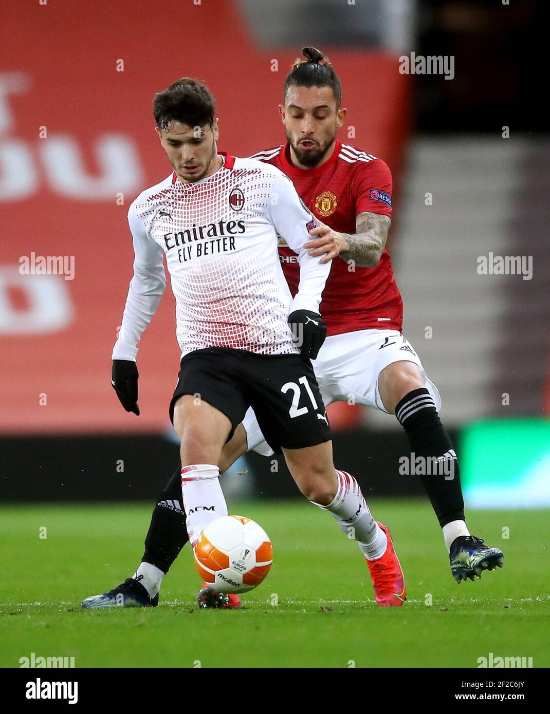 Le Brahim Diaz d'AC Milan (à gauche) et Alex Telles de Manchester United se battent pour le ballon lors de la manche de seize de l'UEFA Europa League, première partie de match à Old Trafford, Manchester. Date de la photo: Jeudi 11 mars 2021. Banque D'Images