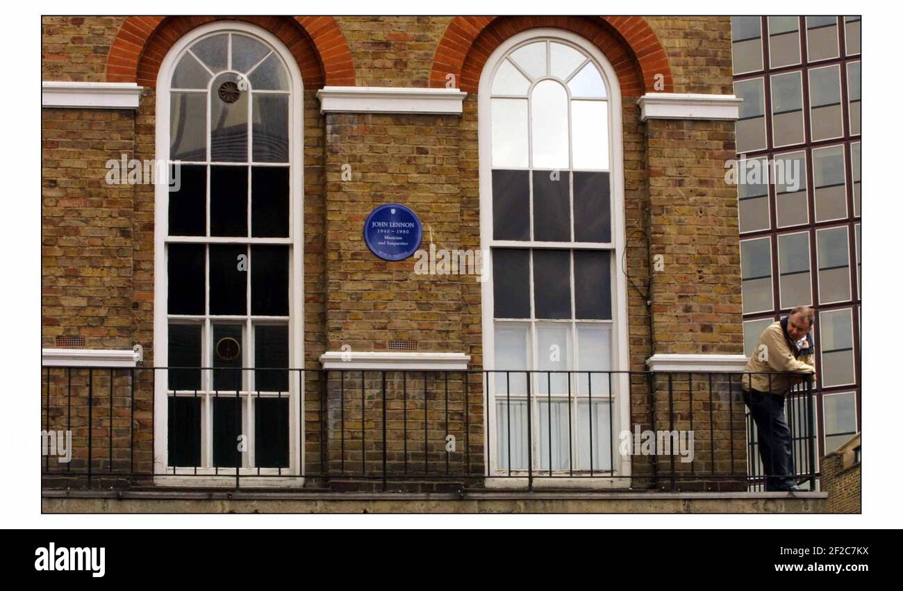 Les stars de cinéma Jean Claude van Damme et Sir John Mills étaient sur place pour présenter une plaque bleue en l'honneur de John Lenon sur l'ancien bâtiment Apple Records à Baker Street, Londres, où les Beatles jouaient un concert sur le toit. photo David Sandison 27/4/2003 Banque D'Images