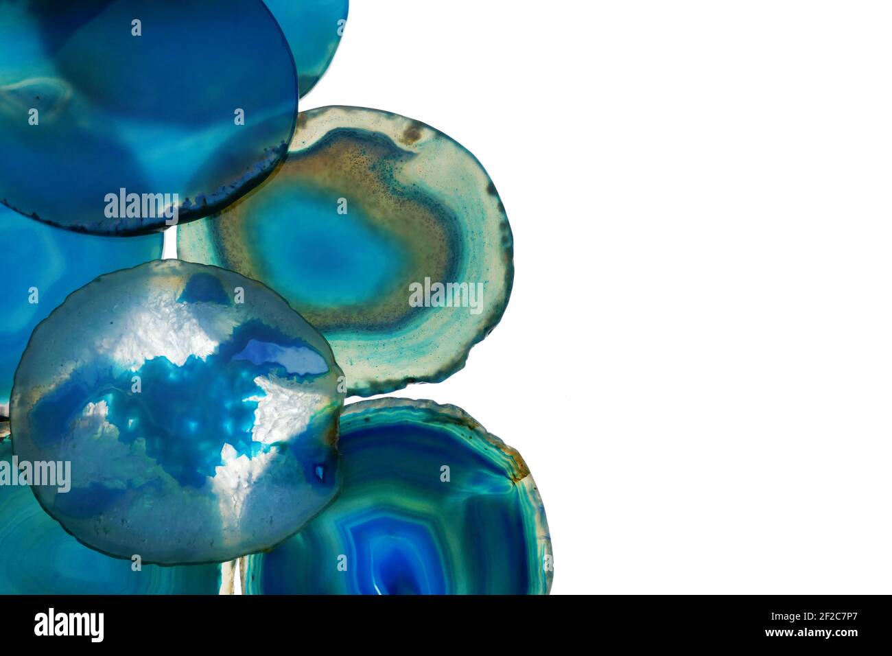 ensemble bleu agate. tranches de pierre naturelle isolées sur fond blanc. Motif d'agate dans des tons bleus.texture de l'agate de pierre naturelle.géode d'agate bleue Banque D'Images