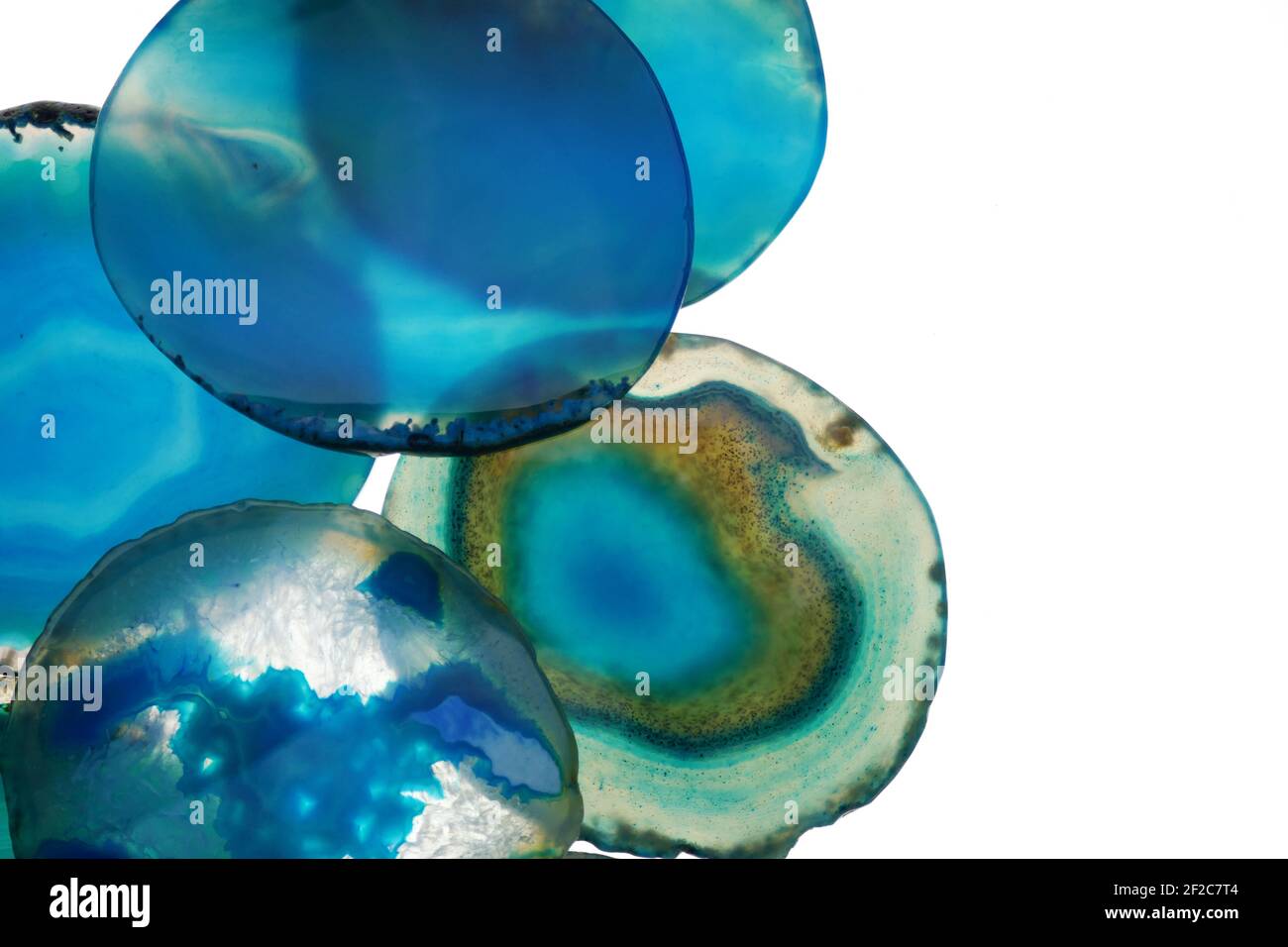 ensemble bleu agate. tranches de pierre naturelle isolées sur fond blanc. Agate dans les tons bleus.texture de la pierre naturelle agate.bleu géode d'agate cristal Banque D'Images