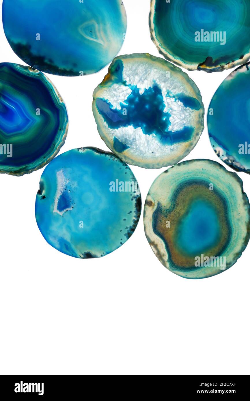 ensemble bleu agate. tranches de pierre isolées sur fond blanc. Motif d'agate dans des tons bleus.texture de l'agate de pierre naturelle.cristal de géode d'agate bleu Banque D'Images