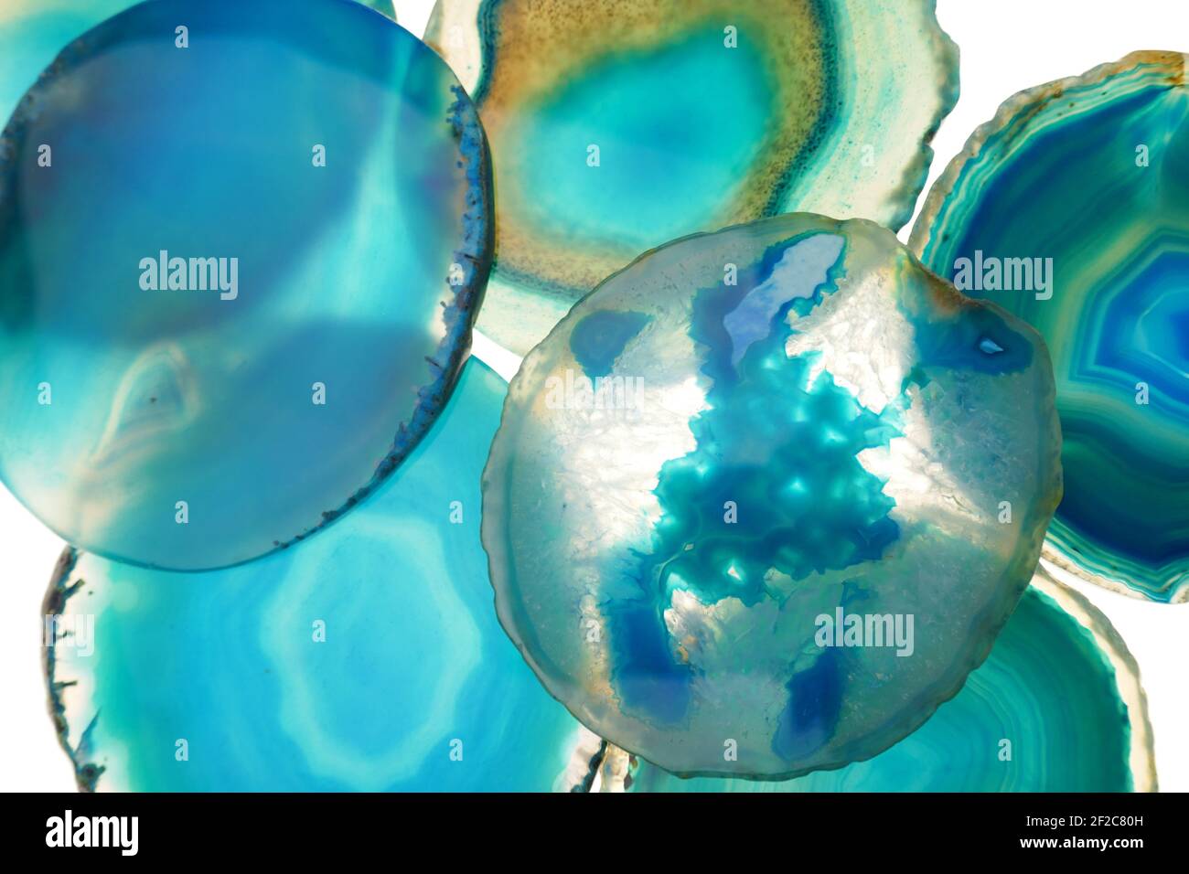 ensemble bleu agate. tranches de pierre naturelle isolées sur fond blanc. Motif d'agate dans des tons bleus.texture de l'agate de pierre naturelle.géode d'agate bleue Banque D'Images
