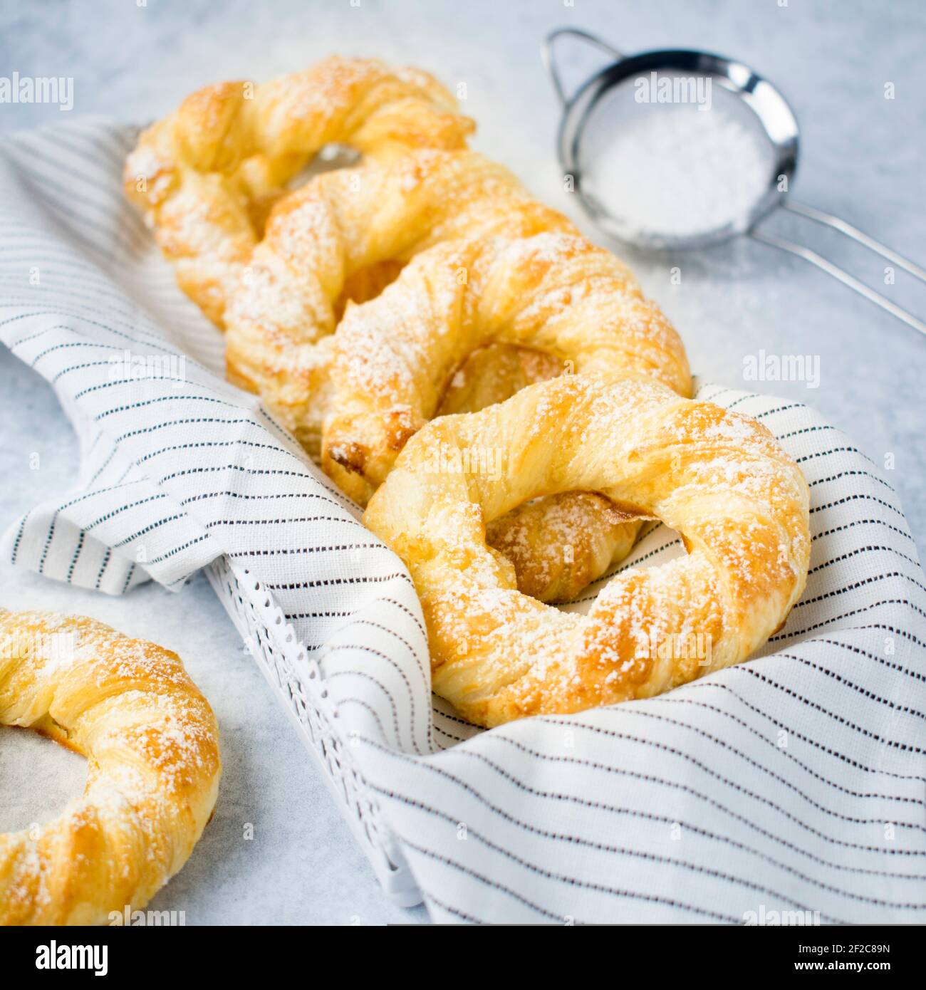 Bagels grecs - croûte courte et biscuits délicats, obtenus en combinant la pâte feuilletée et la pâte à croûte courte. Banque D'Images