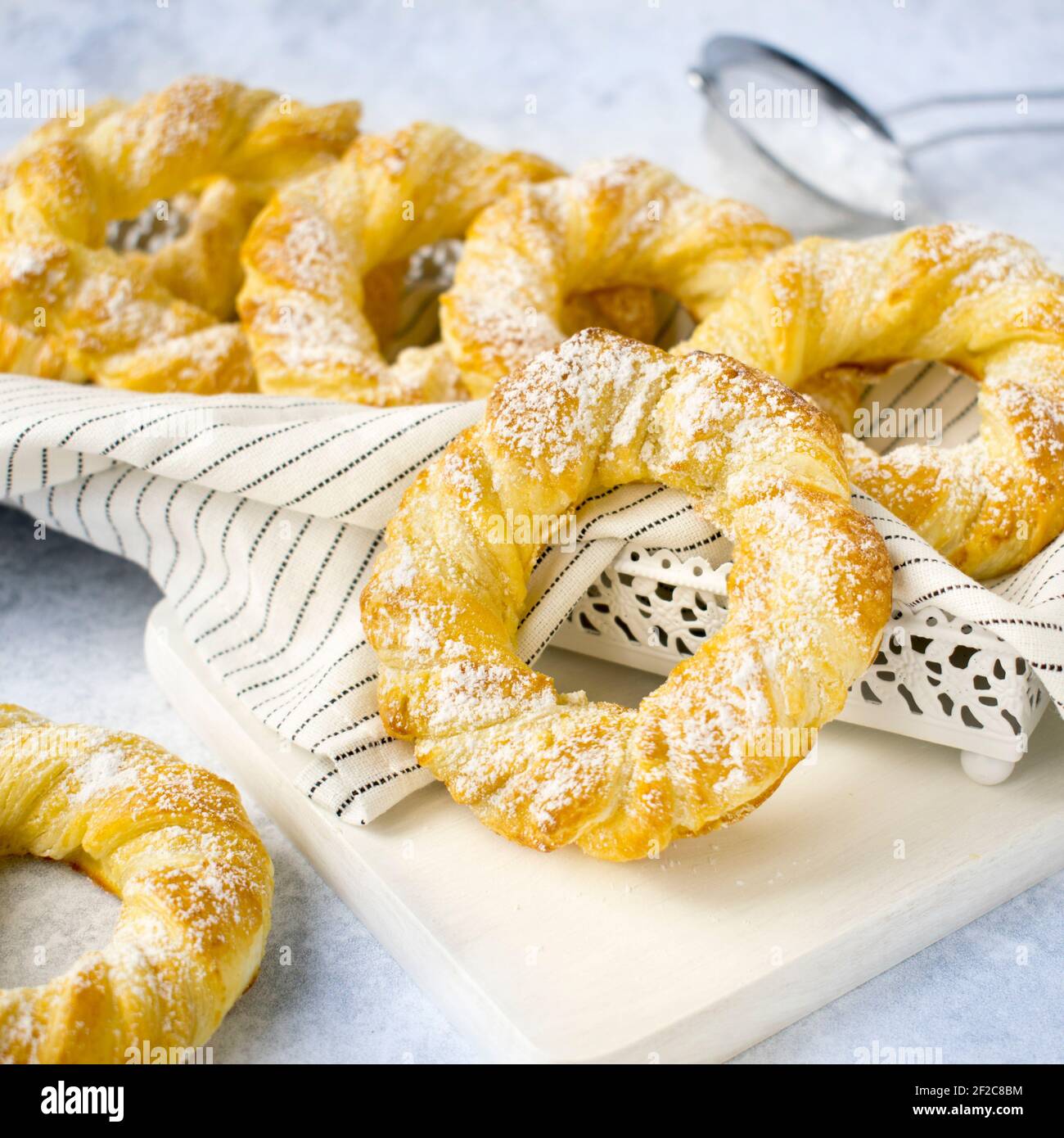 Bagels grecs - croûte courte et biscuits délicats, obtenus en combinant la pâte feuilletée et la pâte à croûte courte. Banque D'Images