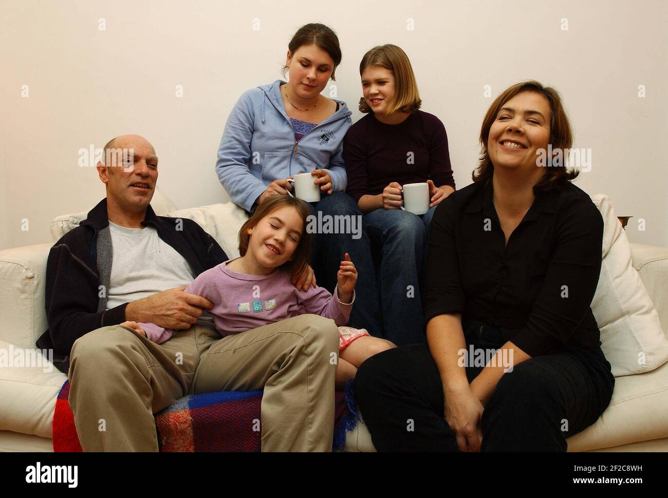 POUR MATT SUR L'ÉTUDE SUNDAYCASE - "CE QUE LES GENS FONT LE SAMEDI SOIR. ' MOM SALLY LONG, DAD STEVE HUDSON AVEC LES ENFANTS BEATRICE 16, OLIVIA 12 ET KITTY 5. 25 OCTOBRE 2001 PHOTO ANDY PARADISE Banque D'Images