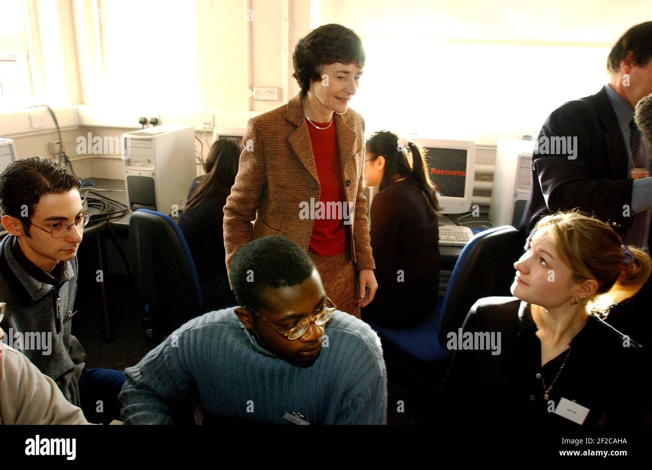 Estelle Mooris, secrétaire à l'éducation, à l'Académie William Moris Hammersmith ce matin le jour où le papier vert est sorti.12 Février 2002 photo Andy Paradise Banque D'Images