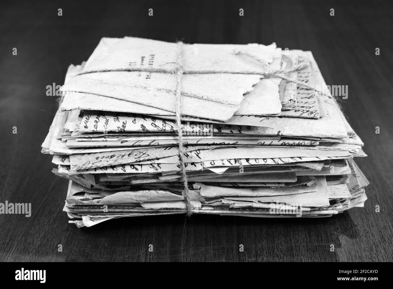 Ensemble de différents documents manuscrits et lettres postales, en noir et blanc Banque D'Images