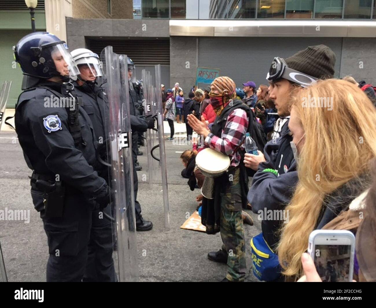 La police fait face aux manifestants alors que Donald Trump est assermenté comme 45e président des États-Unis à Washington, D.C., le 20 janvier 2017. Banque D'Images