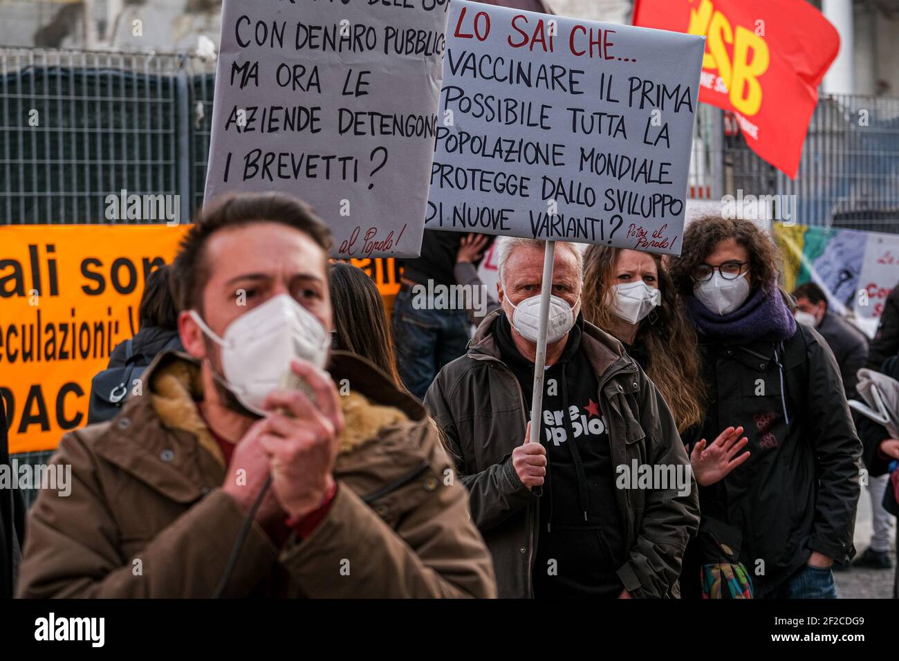 Naples, le 11 mars 2021, manifestation sans but lucratif sur la pandémie, des militants du potere al popolo et des associations se réunissent devant le bâtiment de la préfecture pour exiger que la Commission européenne fasse tout ce qui est en son pouvoir pour faire des vaccins et des traitements anti-pandémiques un bien public mondial, accessible gratuitement à tous. Banque D'Images