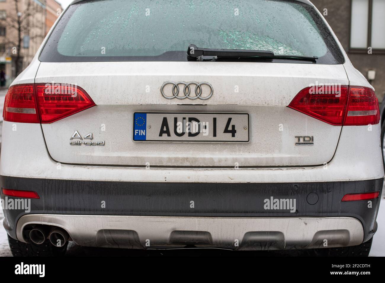 Audi A4 avec plaque d'immatriculation du véhicule ou plaque d'immatriculation correspondante ou plaque d'immatriculation à Helsinki, Finlande Banque D'Images