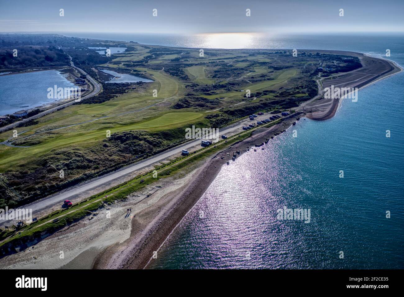 Vue aérienne sur le parcours de golf Hayling Golf Club La pointe ouest de l'île Hayling et à côté de la entrée de la mer de la plage au port de Langston avec le K Banque D'Images