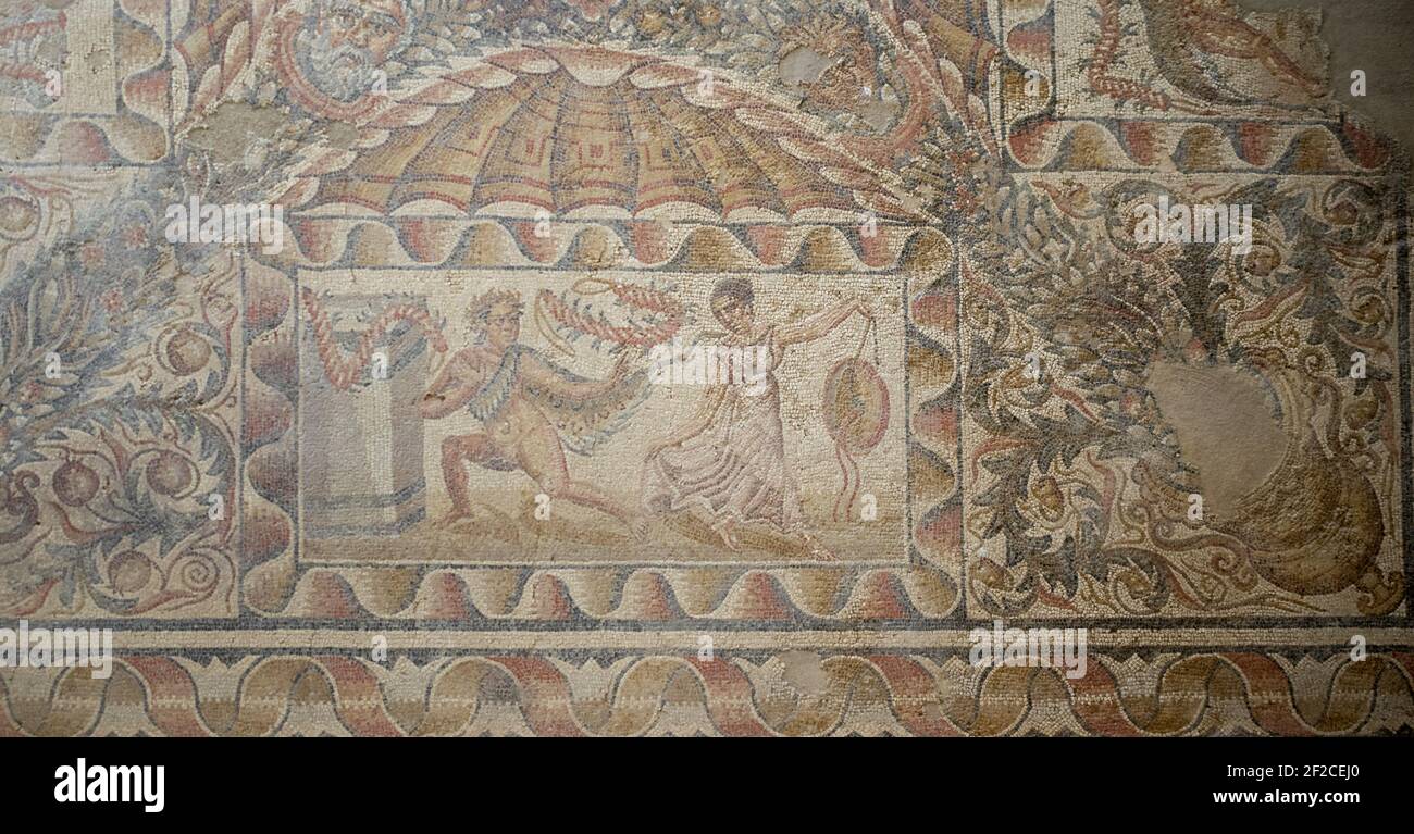 Mosaïque avec un Satyr et une femme dansant, Villa Romana del Tellaro Banque D'Images