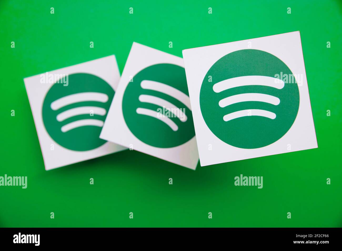 LONDRES, Royaume-Uni - mars 2021 : logo du service de musique et de diffusion audio Spotify Banque D'Images