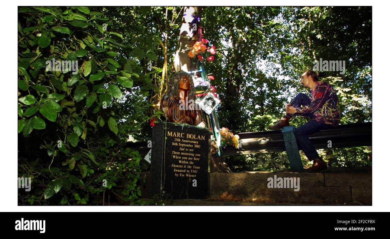 Un buste en bronze de Marc Bolan dévoilé aujourd'hui par son fils Rowland Bowlan pour le 25e anniversaire de sa mort le 16 août. Bolan a été tué dans un accident de voiture sur Queens Ride à Barnes. (Dans pic est un fan Kevin Warner de Kidderminster)pic David Sandison 13/9/2002 Banque D'Images