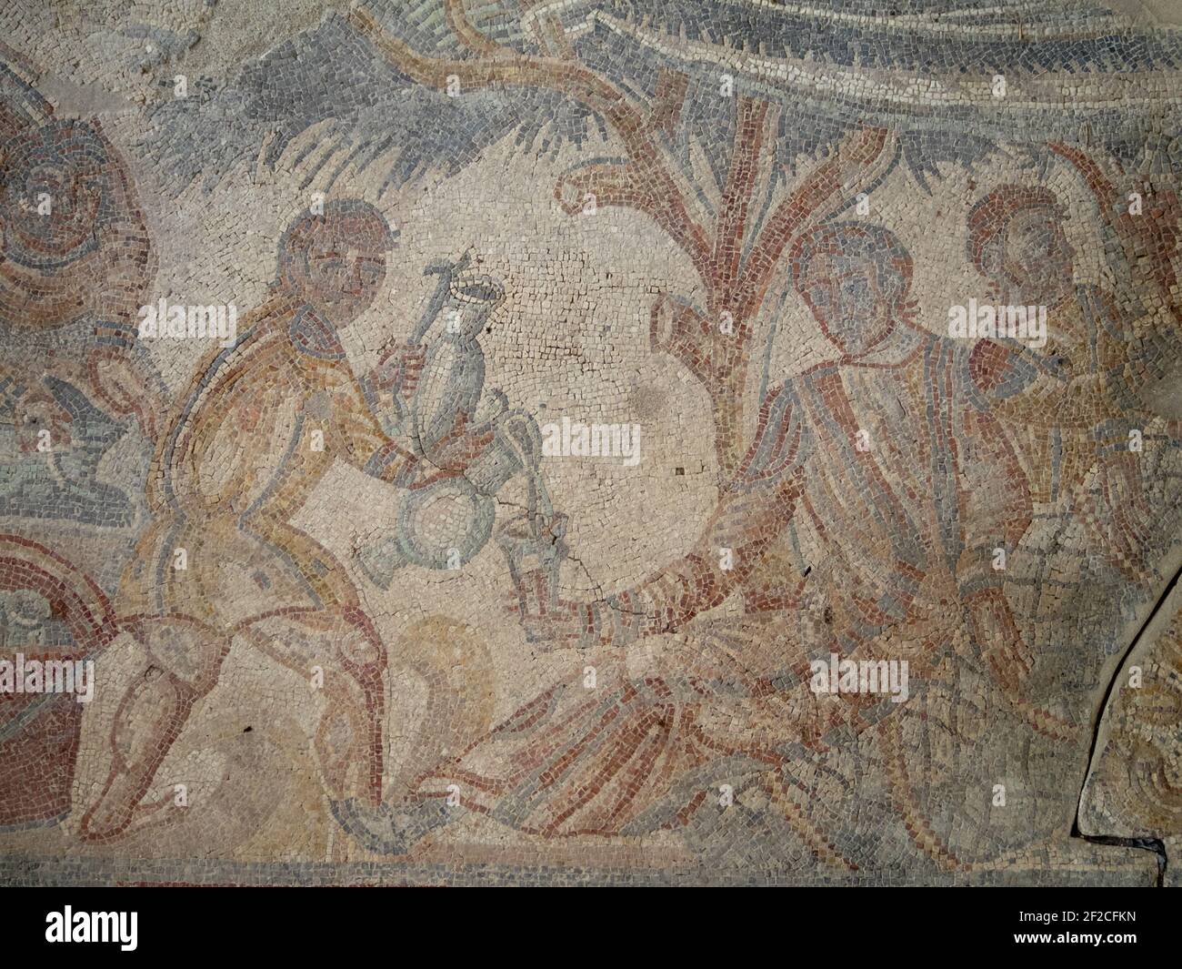 Mosaïque avec serviteur remplissant un verre à la maître, Villa Romana del Tellaro Banque D'Images
