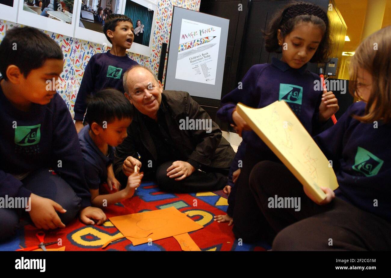 L'illustrateur pour enfants Quentin Blake au British Museum ce matin Montrer comment faire aux enfants de l'école primaire d'Argyle à Camden Tirage au sort pour le lancement de l'exposition Magic Pencil.31 octobre 2002 photo Andy Paradise Banque D'Images