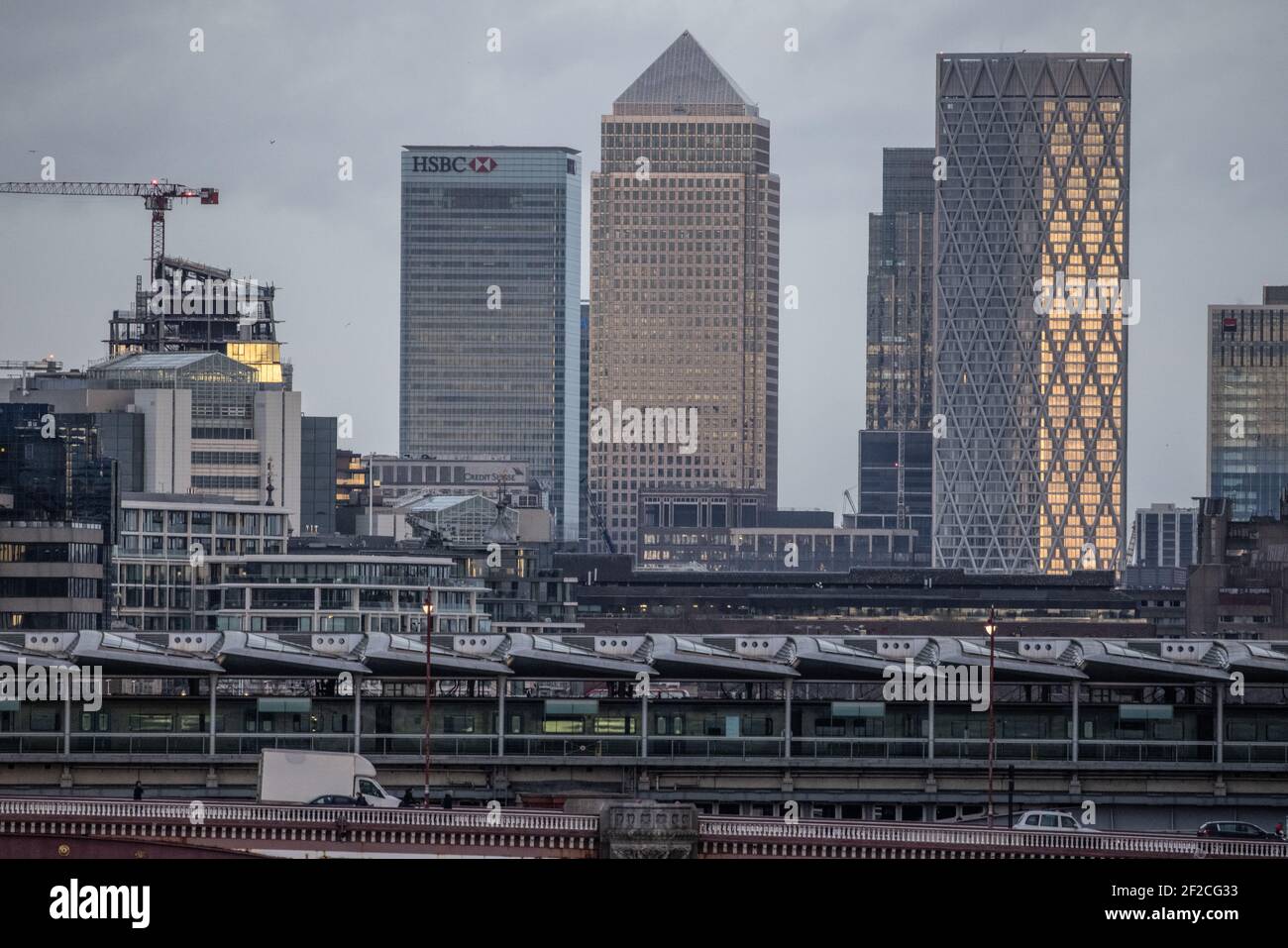 Horizon de Londres de gratte-ciel dont Canary Wharf à la distance de la gare de Blackfriers dans la ville de Londres en début de soirée d'hiver. Banque D'Images
