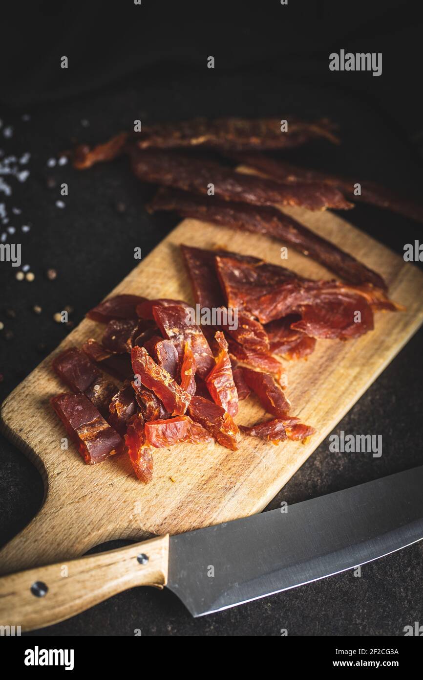 Viande de poulet séchée. Une viande savoureuse et savoureuse sur la planche à découper. Banque D'Images