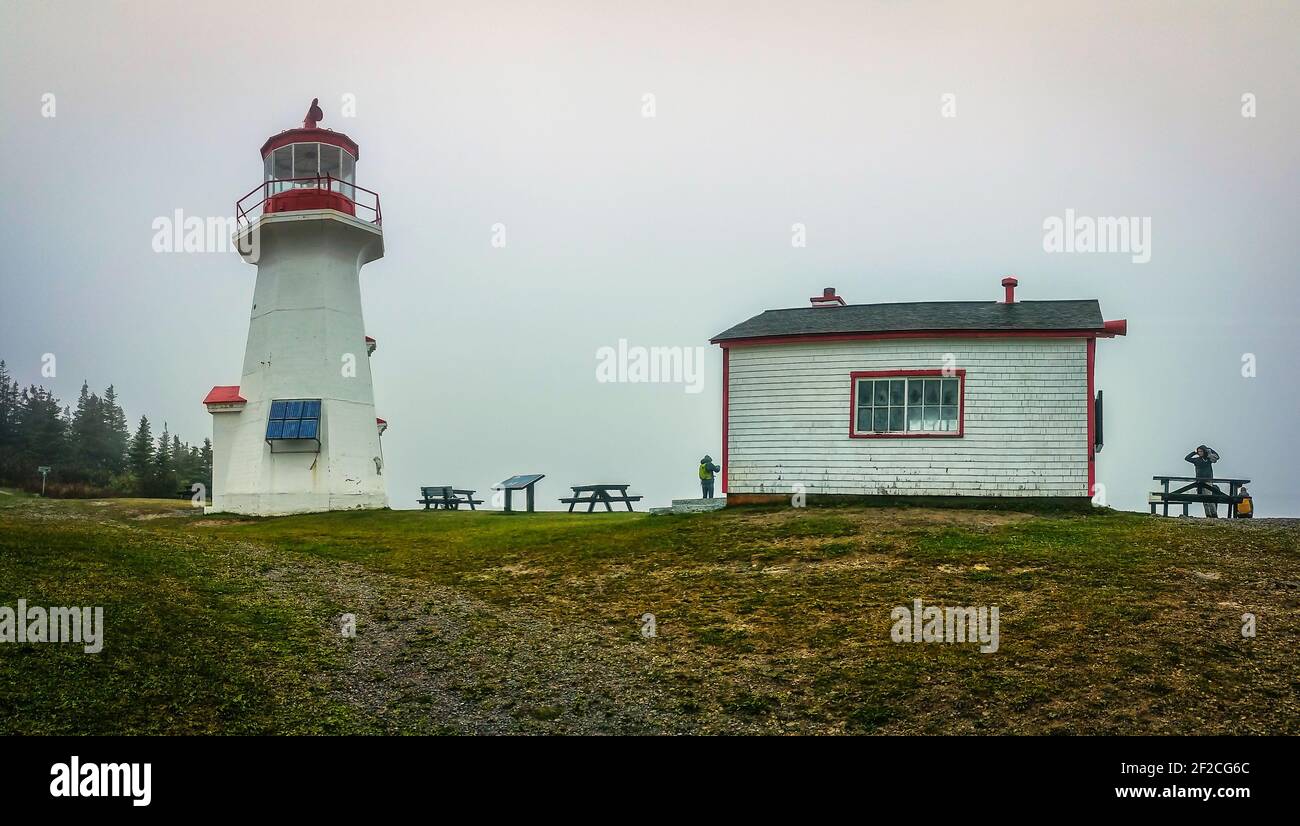 Québec, Canada, 2019 septembre, vue sur le phare de Cap Gaspé par une journée de débordement Banque D'Images