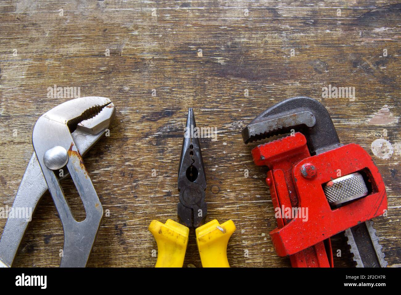 Jeu de pinces sur fond en bois rustique. Banque D'Images