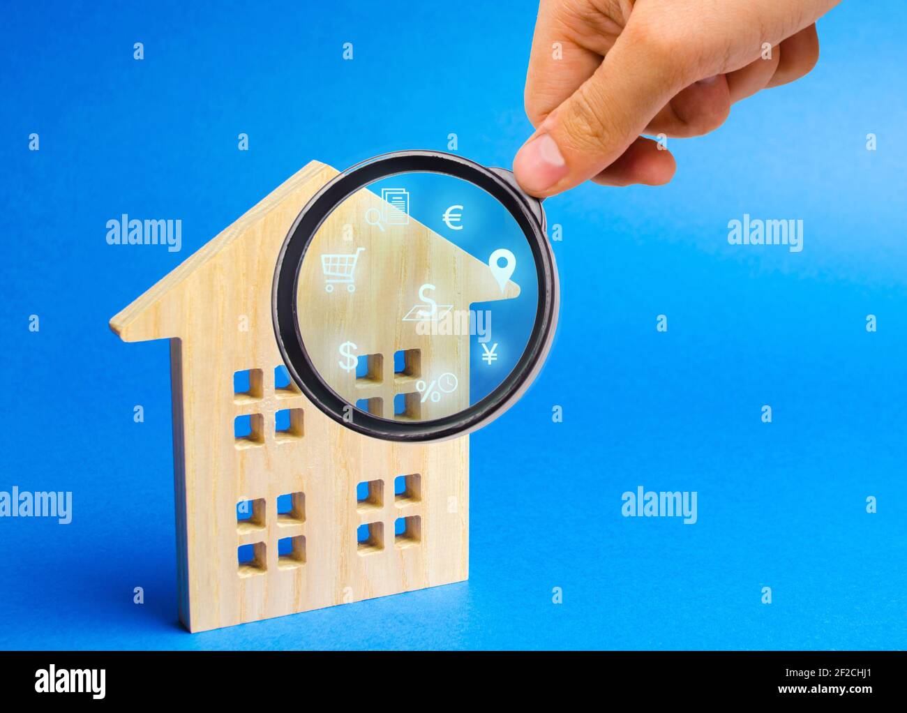 Realtor examine les maisons à travers une loupe. Examen du marché immobilier, recherche des meilleures offres basées sur les critères de prix, locat Banque D'Images